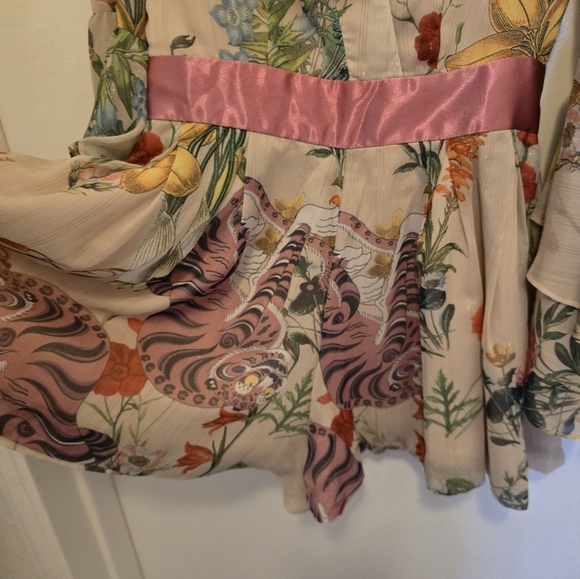 MUKZIN V-neck Printed Sexy Bell Sleeve Romper NWOT - Picture 5 of 8